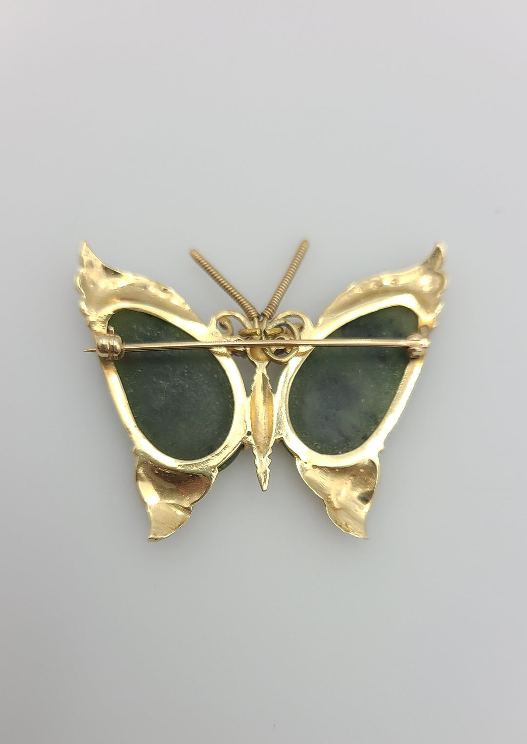 k942 Lovely Vintage 14kt Yellow Gold Nephrite Jade and Seed Pearl Butterfly Brooch Pendant