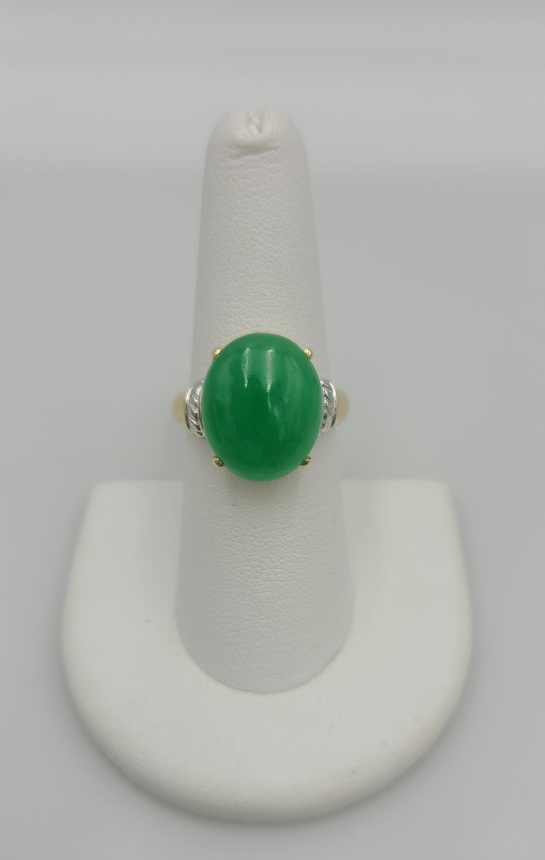 k953 Beautiful Ladies 14kt Yellow Gold Large Oval Jadeite Ring Size 7.5