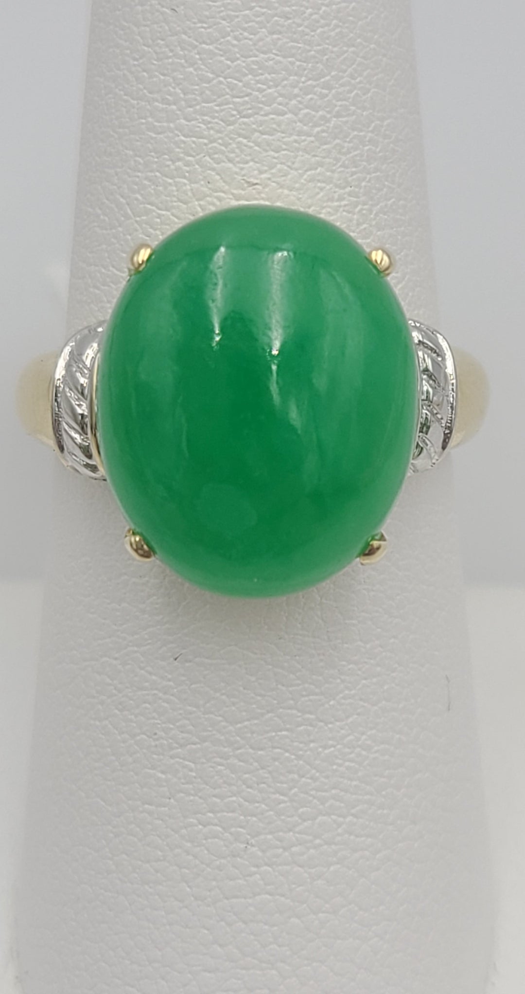 k953 Beautiful Ladies 14kt Yellow Gold Large Oval Jadeite Ring Size 7.5