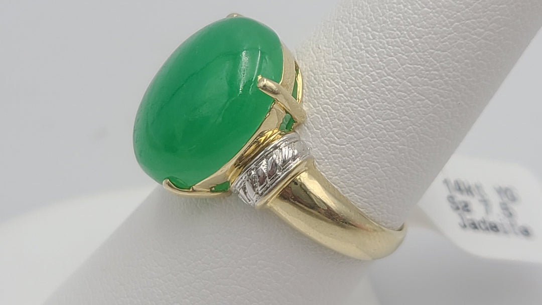 k953 Beautiful Ladies 14kt Yellow Gold Large Oval Jadeite Ring Size 7.5