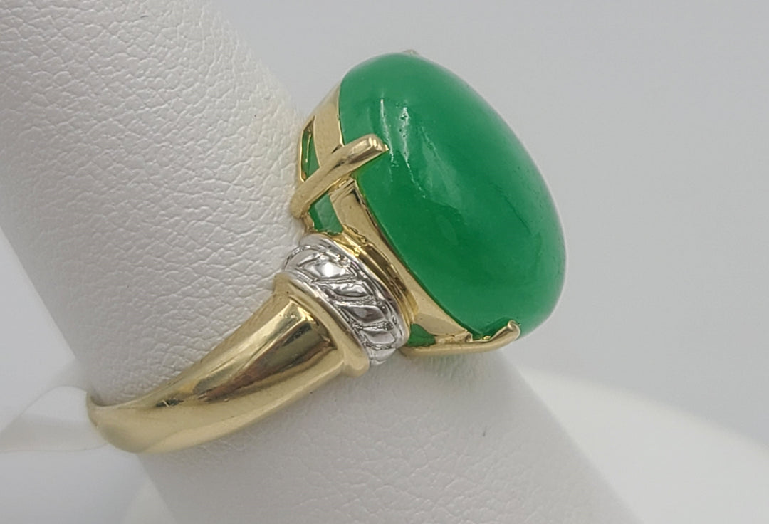 k953 Beautiful Ladies 14kt Yellow Gold Large Oval Jadeite Ring Size 7.5