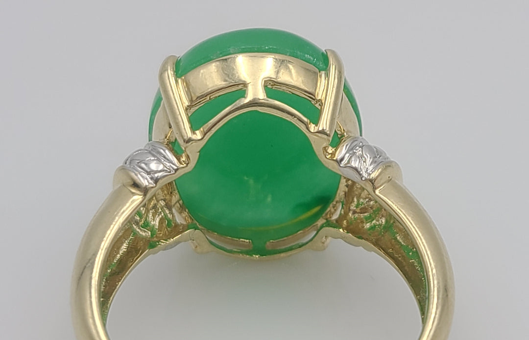 k953 Beautiful Ladies 14kt Yellow Gold Large Oval Jadeite Ring Size 7.5