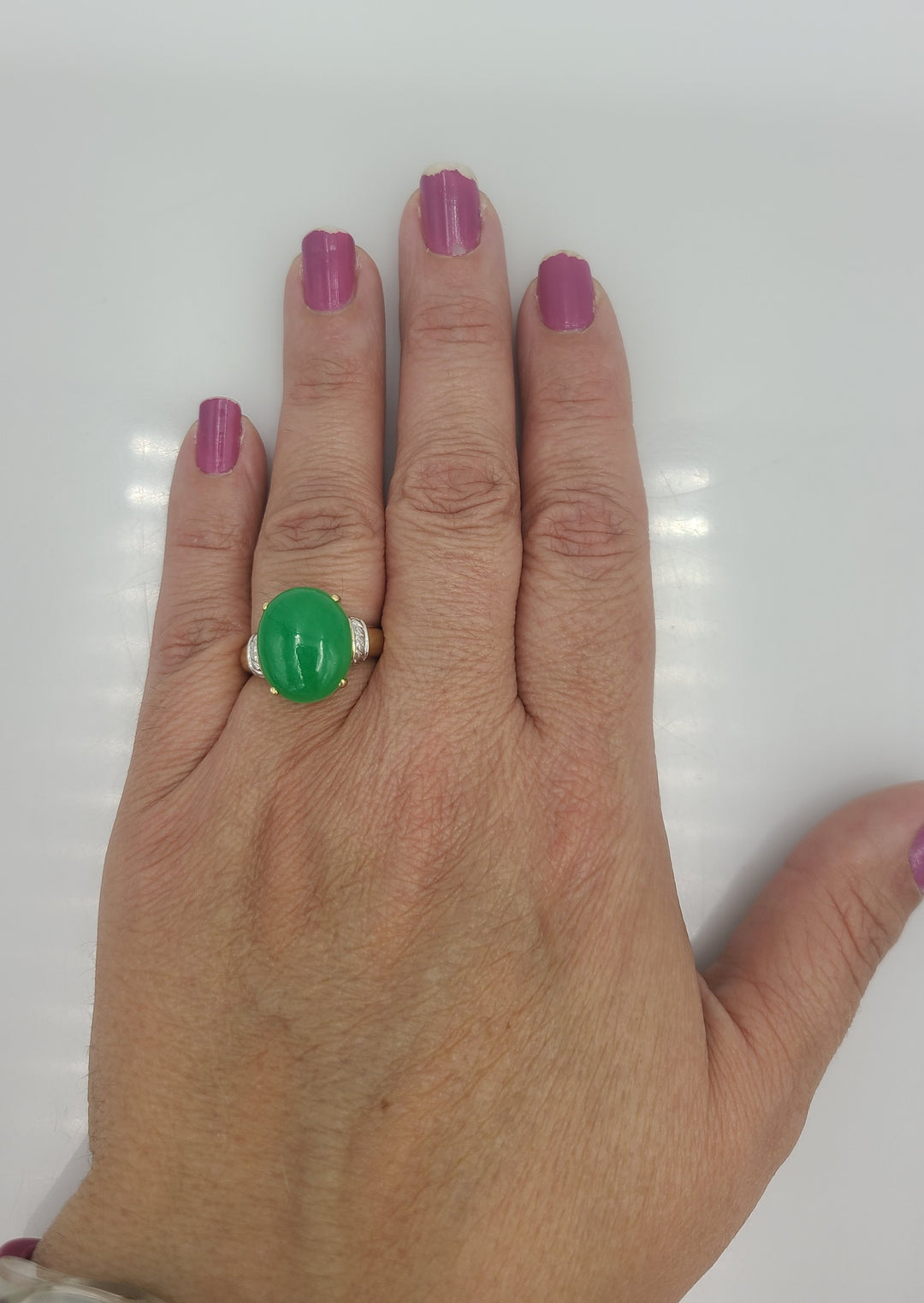 k953 Beautiful Ladies 14kt Yellow Gold Large Oval Jadeite Ring Size 7.5