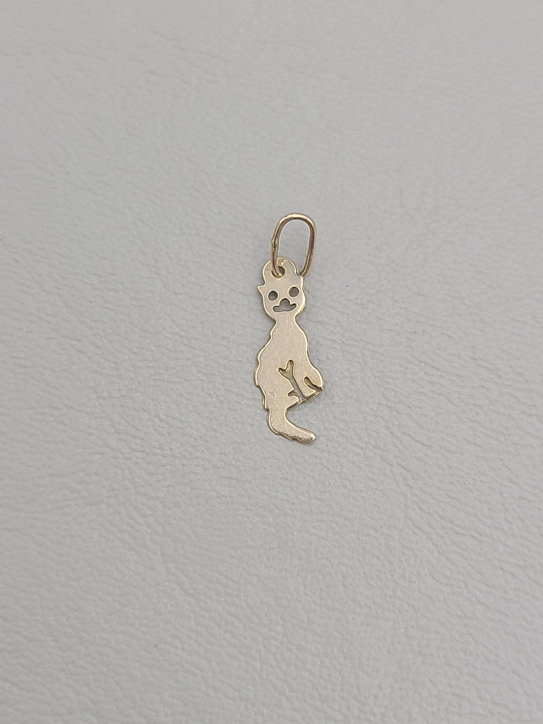 k853 Dainty Little 14kt Yellow Gold Kitty Charm