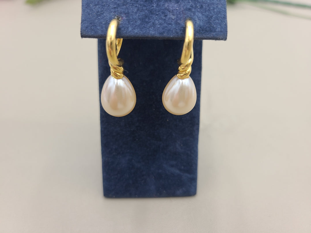 k901 Lovely Ladies 14kt Yellow Gold Pearl Hoop Earrings