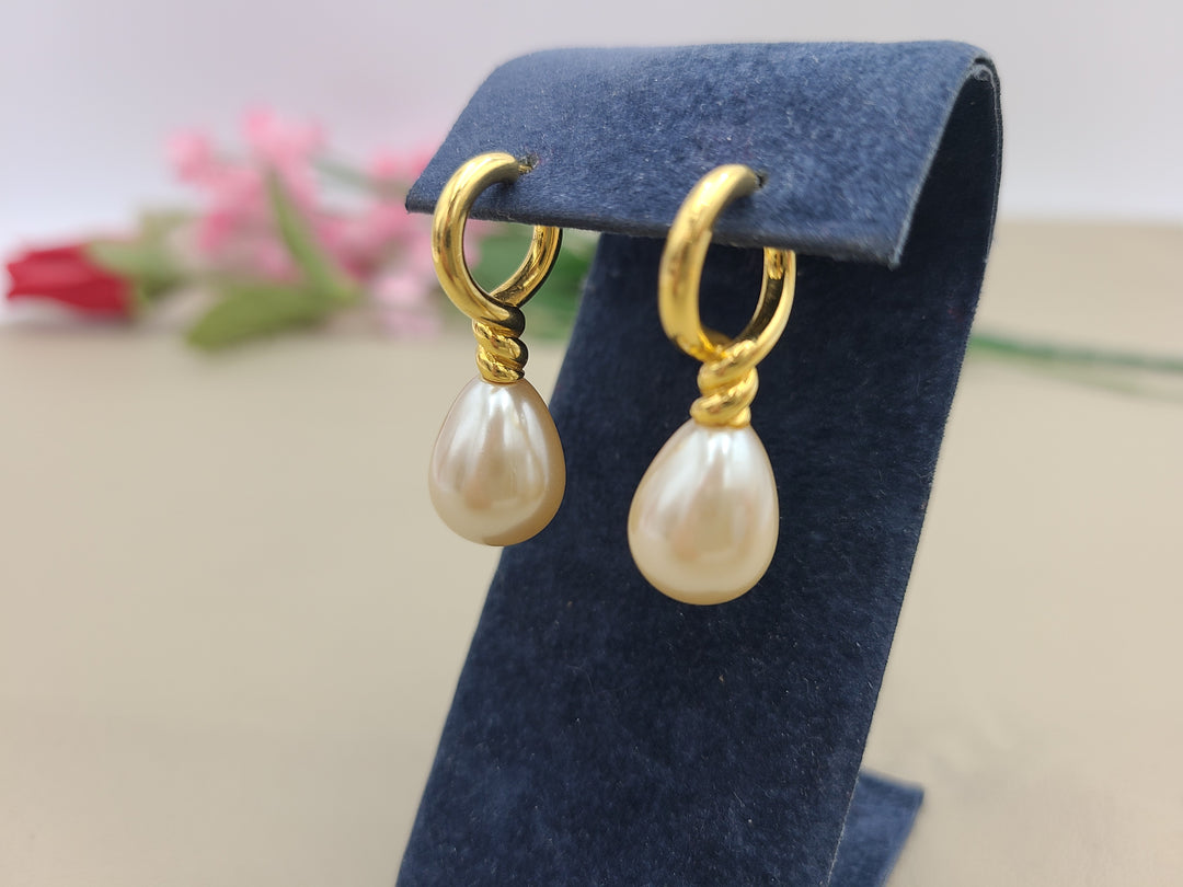 k901 Lovely Ladies 14kt Yellow Gold Pearl Hoop Earrings