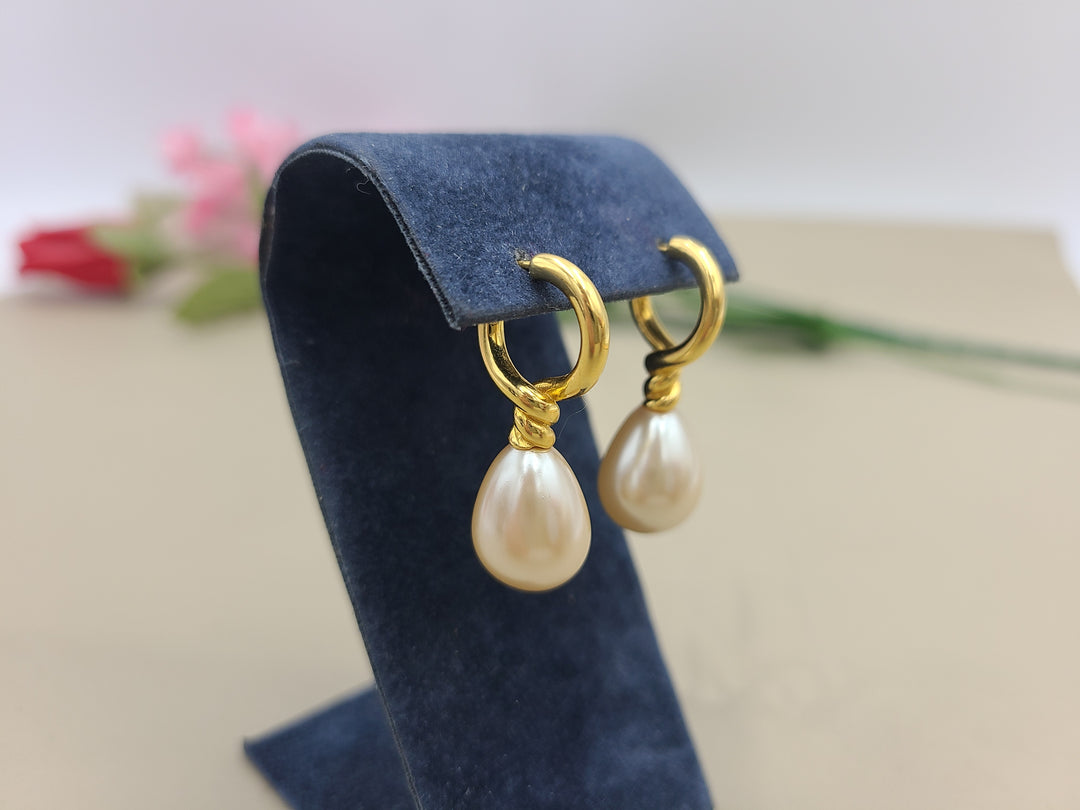 k901 Lovely Ladies 14kt Yellow Gold Pearl Hoop Earrings