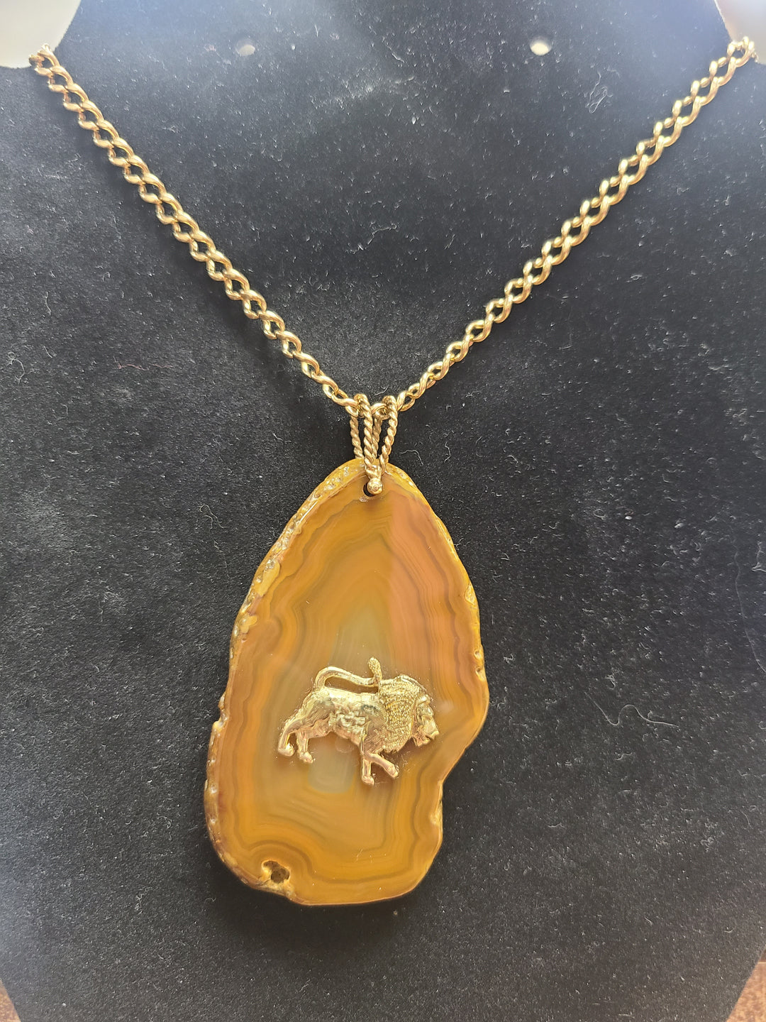 k952 Stunning Unisex 14kt Yellow Gold Leo Lion Agate Pendant on a 14kt Yellow Gold Chain