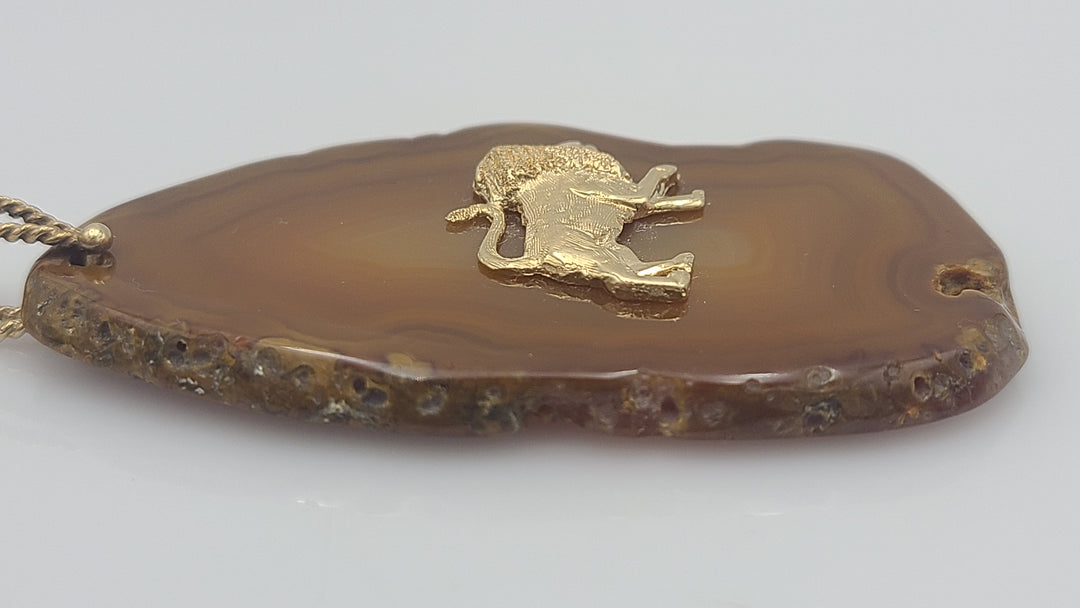 k952 Stunning Unisex 14kt Yellow Gold Leo Lion Agate Pendant on a 14kt Yellow Gold Chain