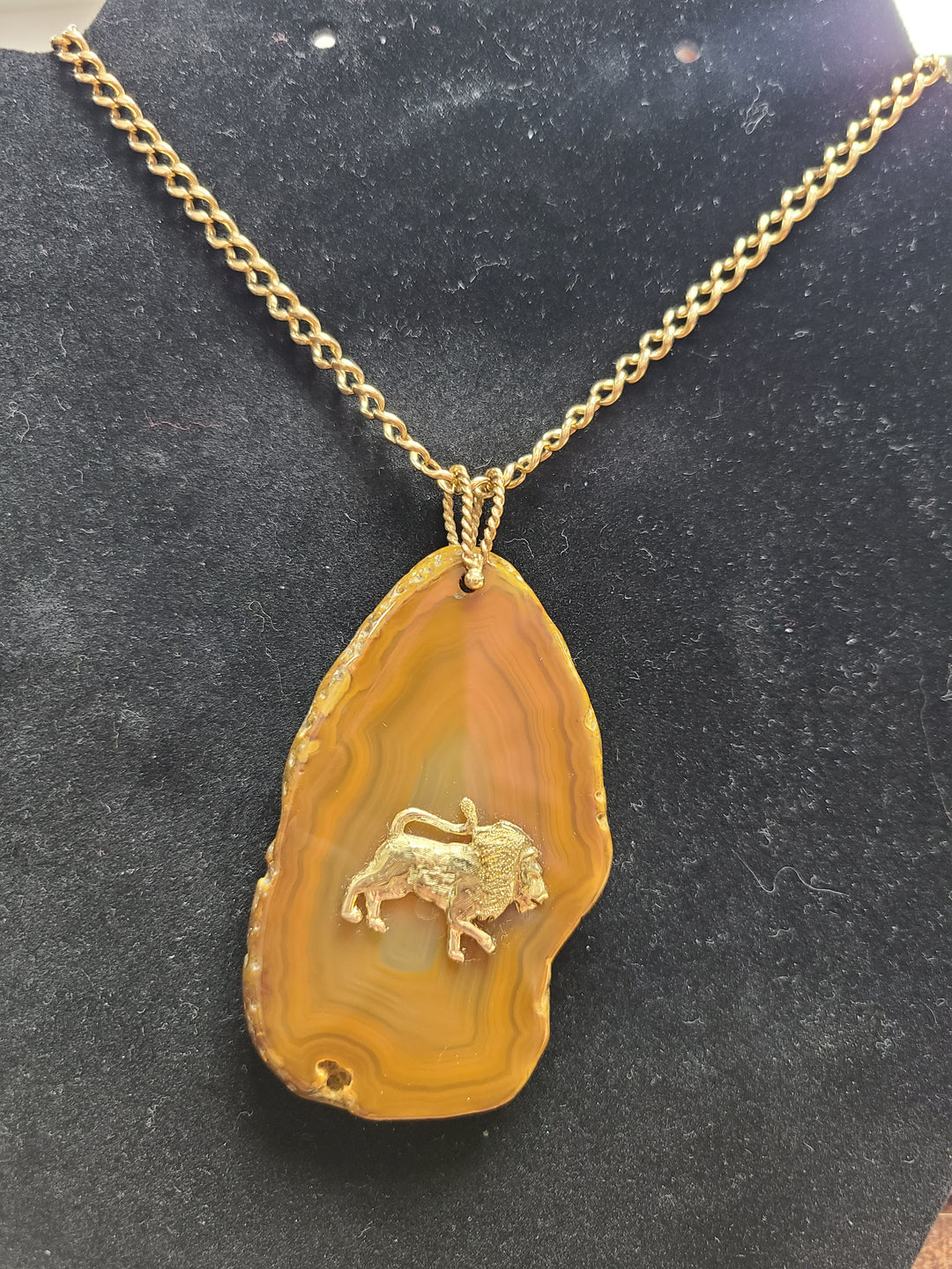 k952 Stunning Unisex 14kt Yellow Gold Leo Lion Agate Pendant on a 14kt Yellow Gold Chain