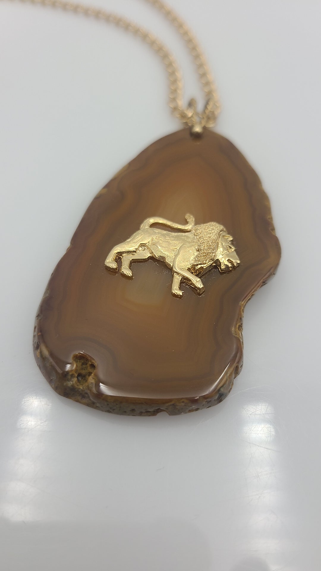 k952 Stunning Unisex 14kt Yellow Gold Leo Lion Agate Pendant on a 14kt Yellow Gold Chain