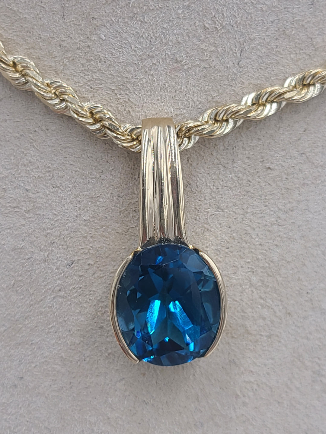 k719 Gorgeous Solid 20" Rope Chain with London Blue Topaz Pendant in 14kt Yellow Gold