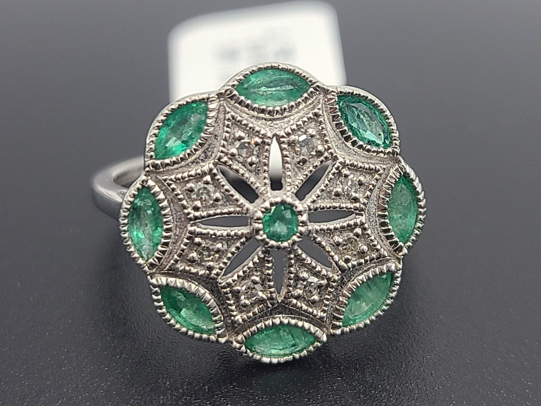 k765 Lovely Ladies 14kt White Gold Emerald and Diamond Ring Size 7