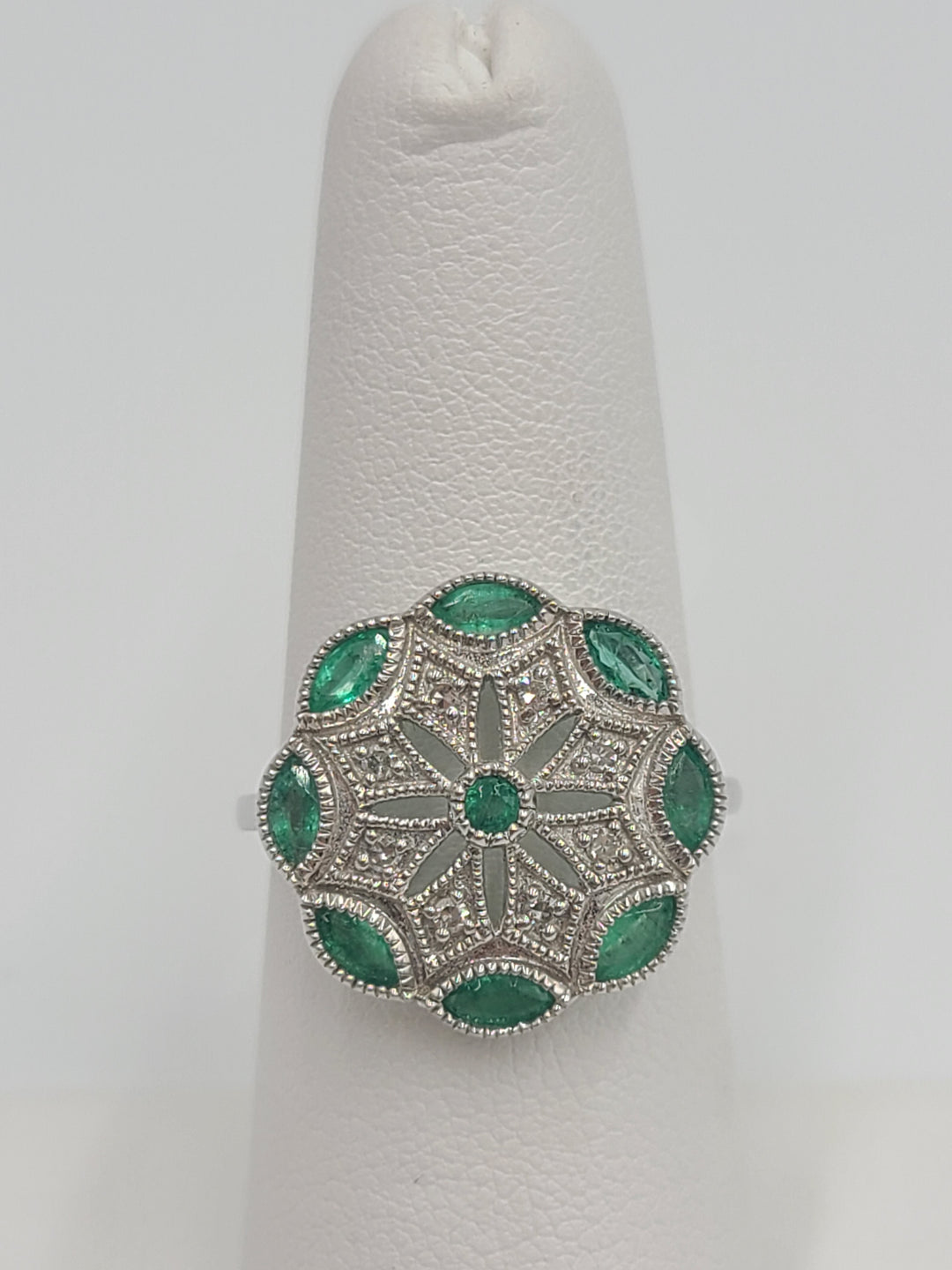 k765 Lovely Ladies 14kt White Gold Emerald and Diamond Ring Size 7