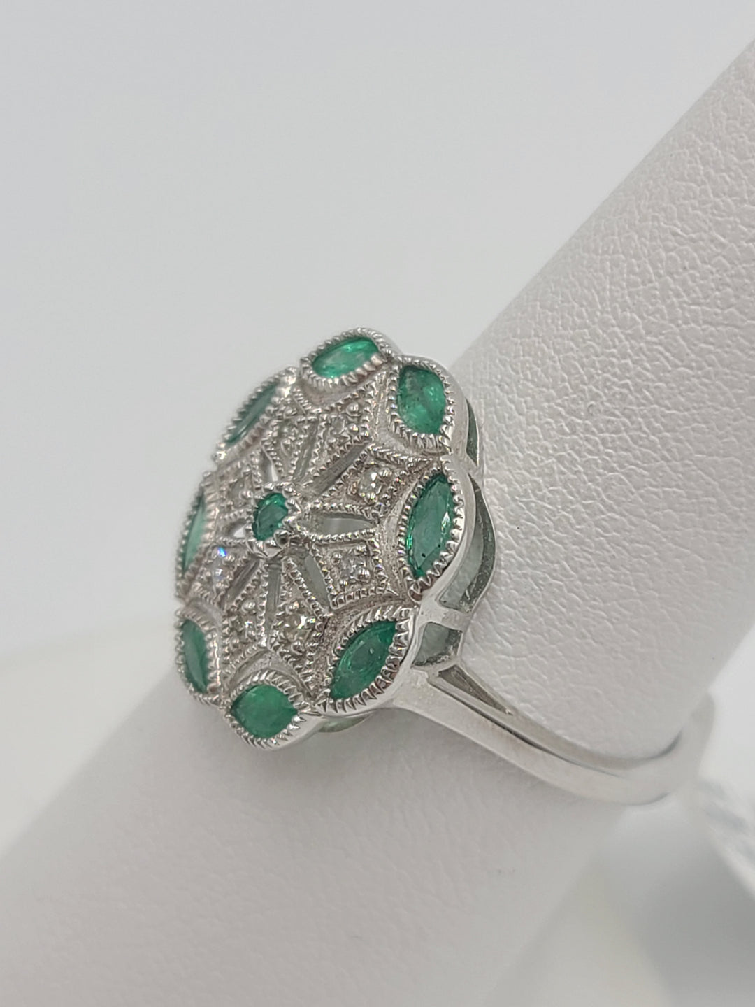 k765 Lovely Ladies 14kt White Gold Emerald and Diamond Ring Size 7