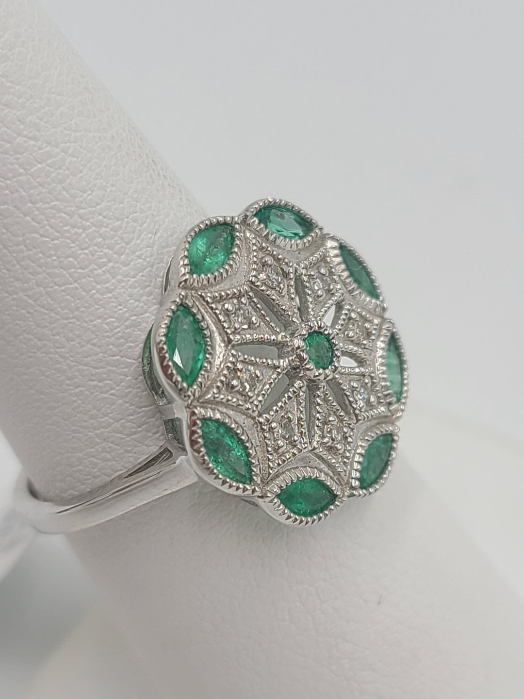 k765 Lovely Ladies 14kt White Gold Emerald and Diamond Ring Size 7