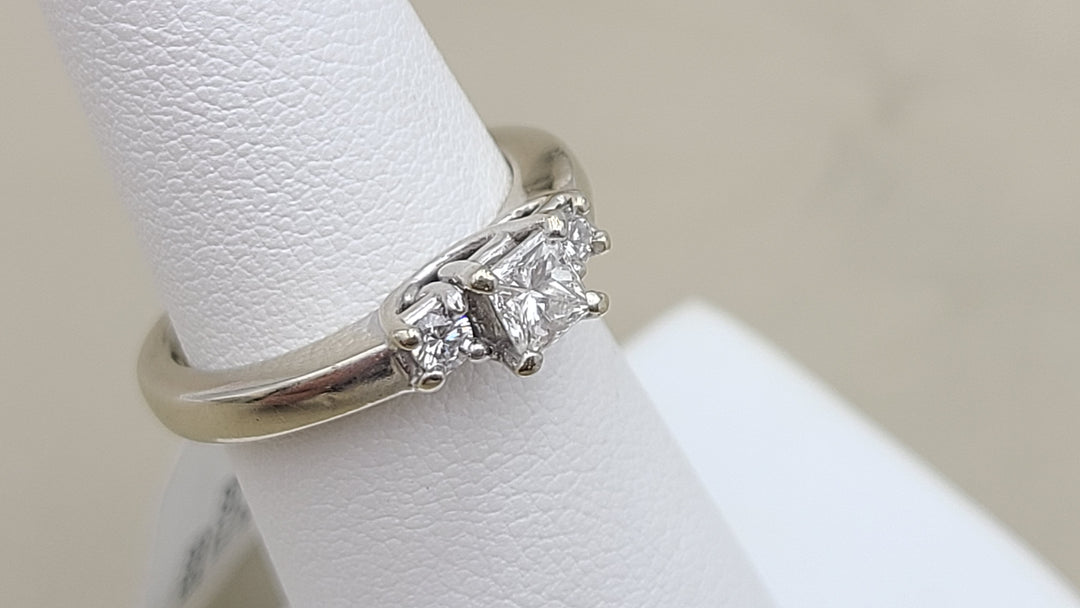 k941 Pretty Princess Cut Diamond Engagement Ring Set in 14kt White Gold