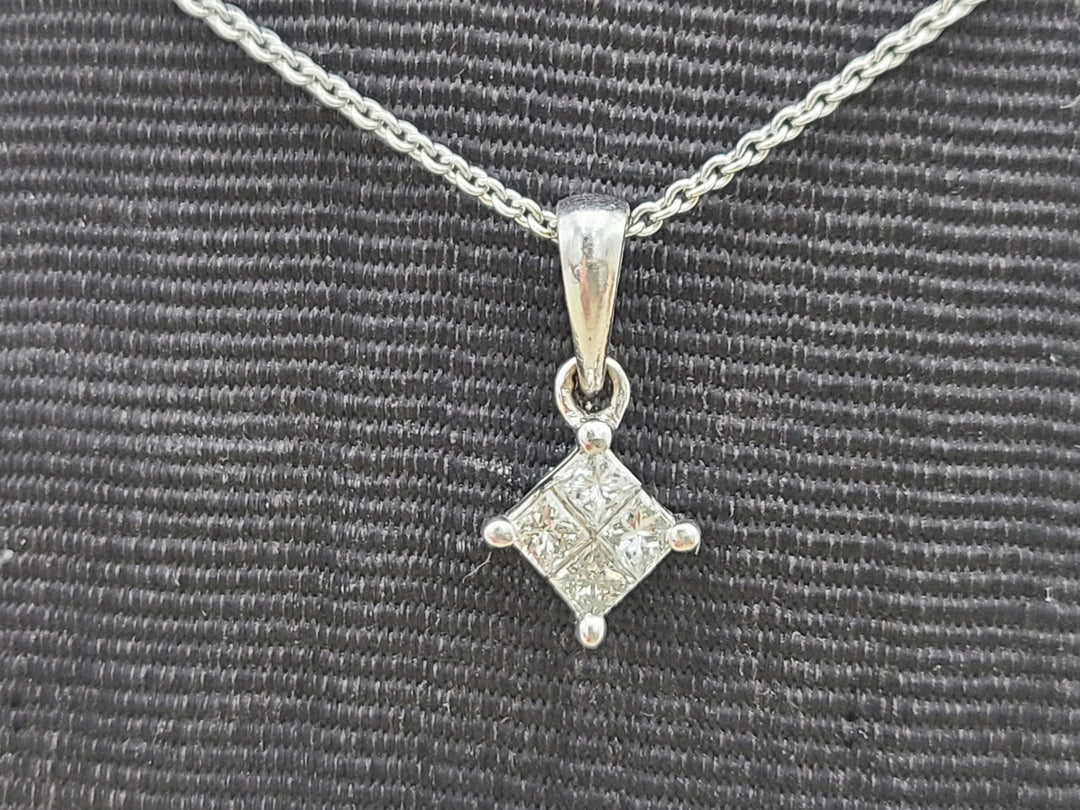 t734 Stunning 14kt White Gold Princess Cut Diamond Pendant and 18kt White Gold Chain