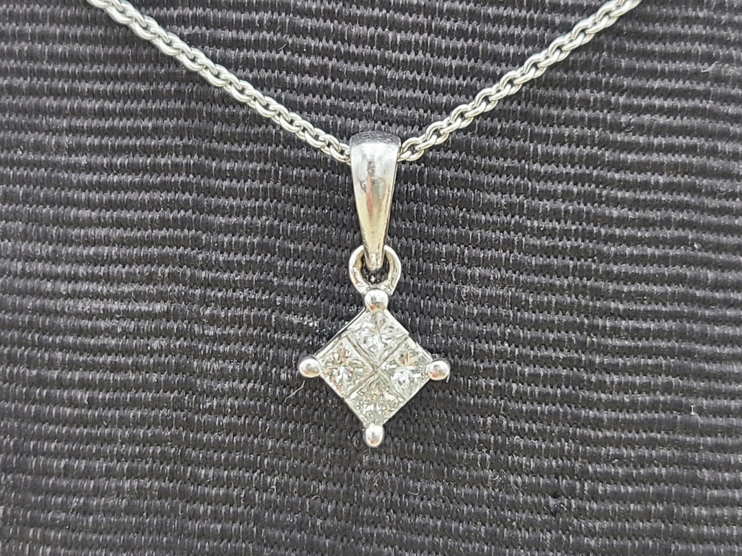 t734 Stunning 14kt White Gold Princess Cut Diamond Pendant and 18kt White Gold Chain