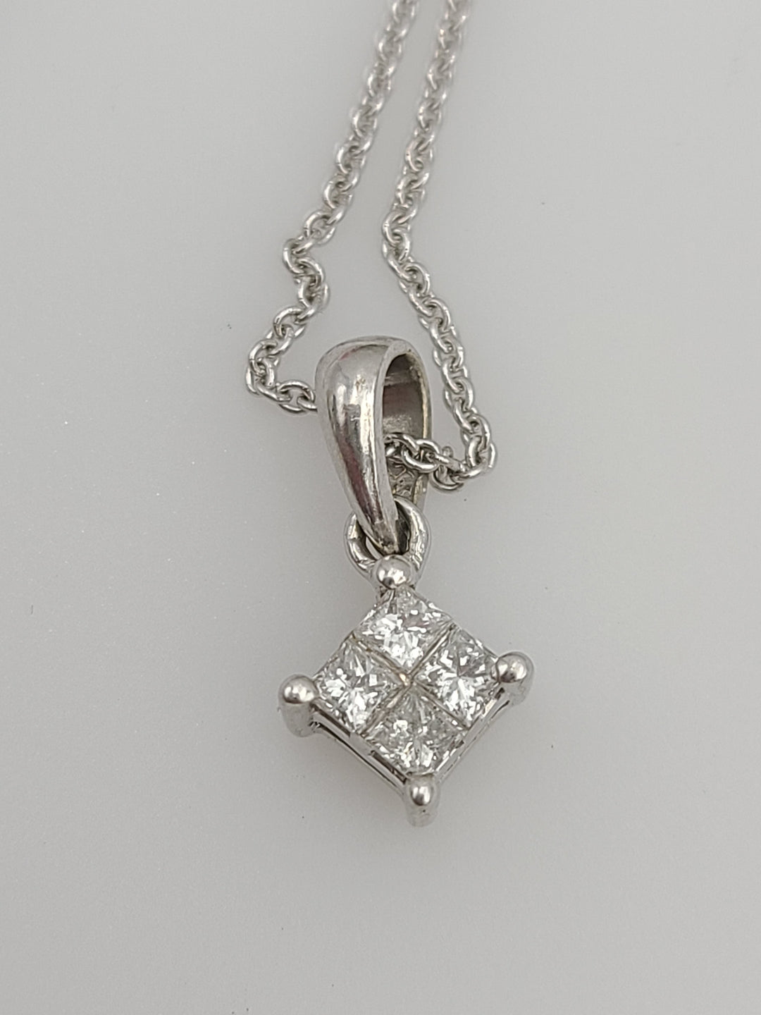 t734 Stunning 14kt White Gold Princess Cut Diamond Pendant and 18kt White Gold Chain