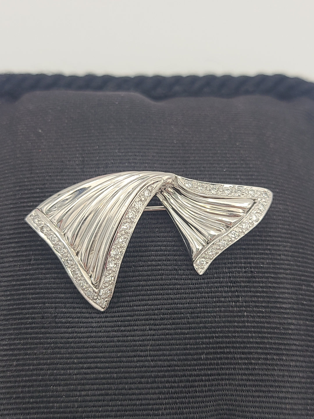 k819 Lovely Vintage 14kt White Gold Diamond Ribbon Shaped Pin