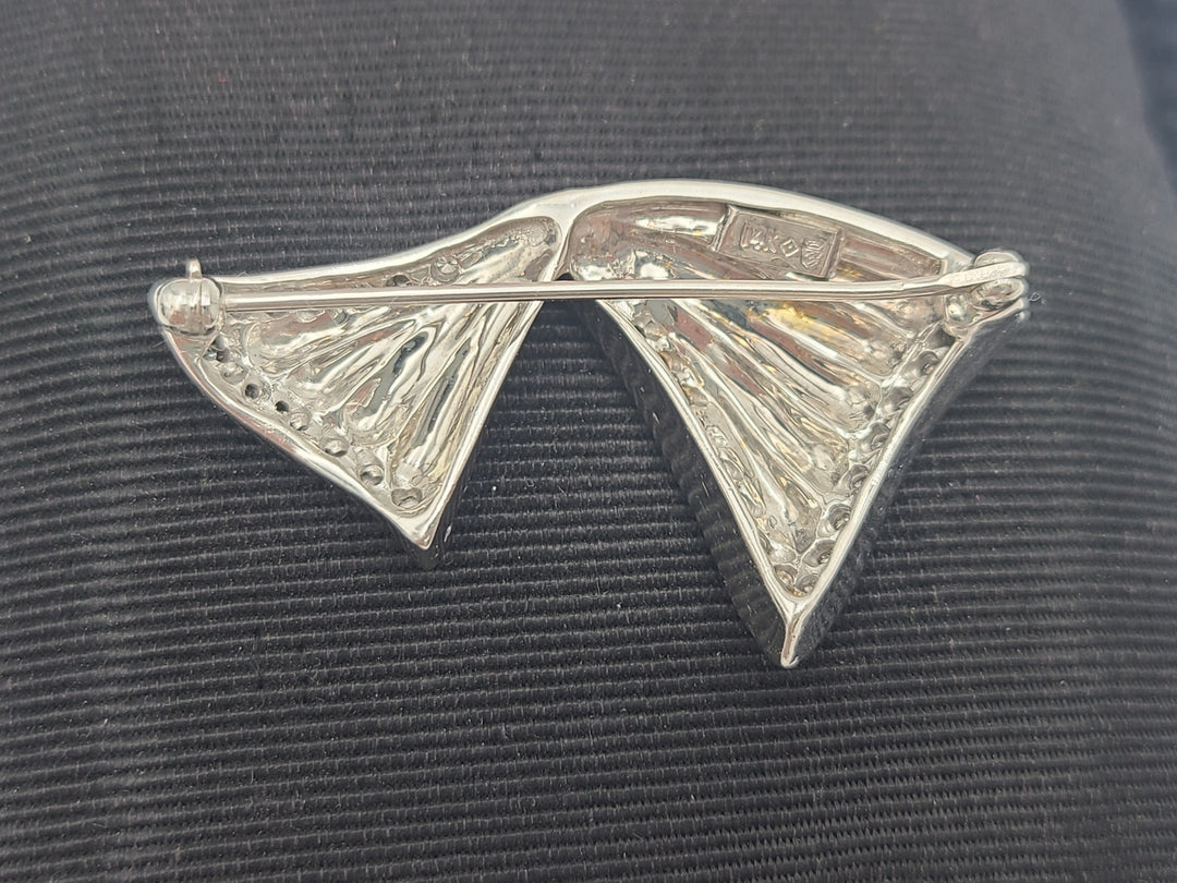 k819 Lovely Vintage 14kt White Gold Diamond Ribbon Shaped Pin