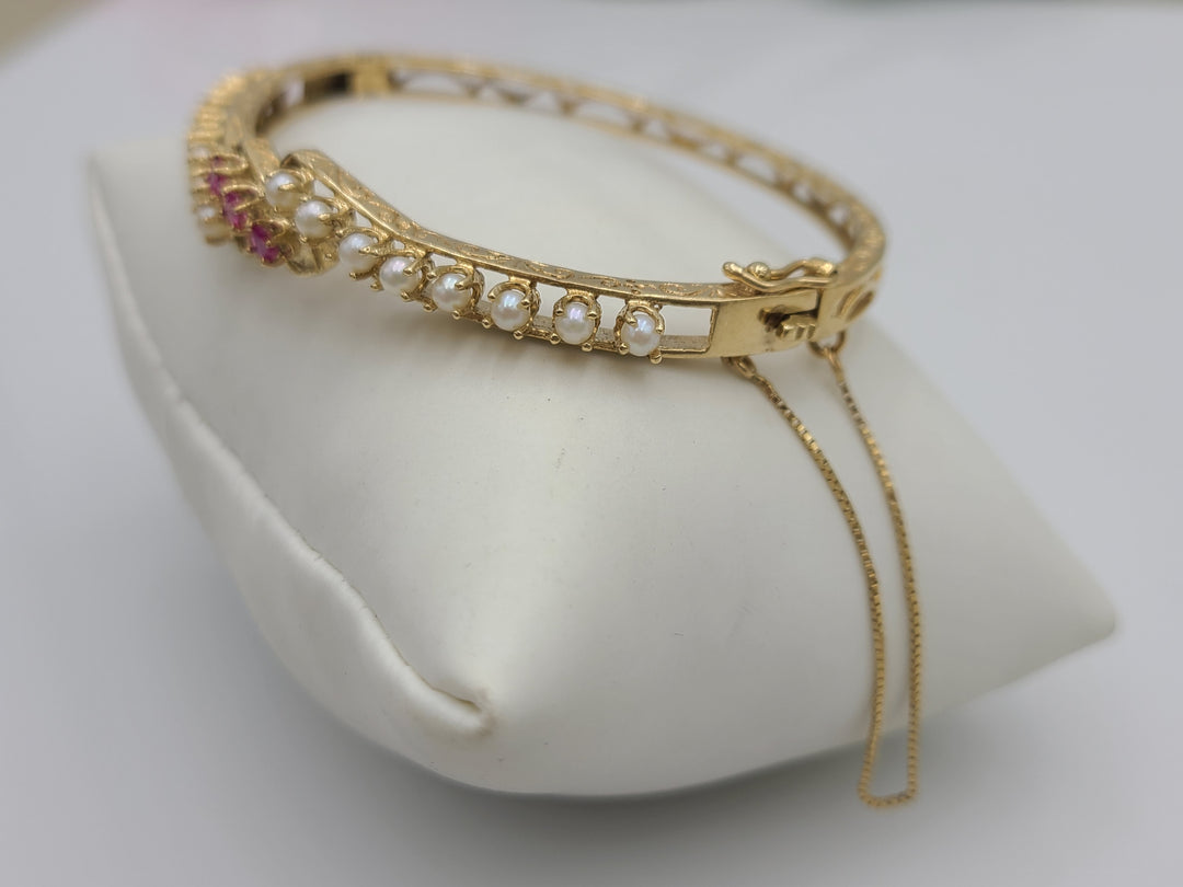 k918 Beautiful Vintage Ladies Ruby and Pearl Bangle Bracelet in 14kt Yellow Gold