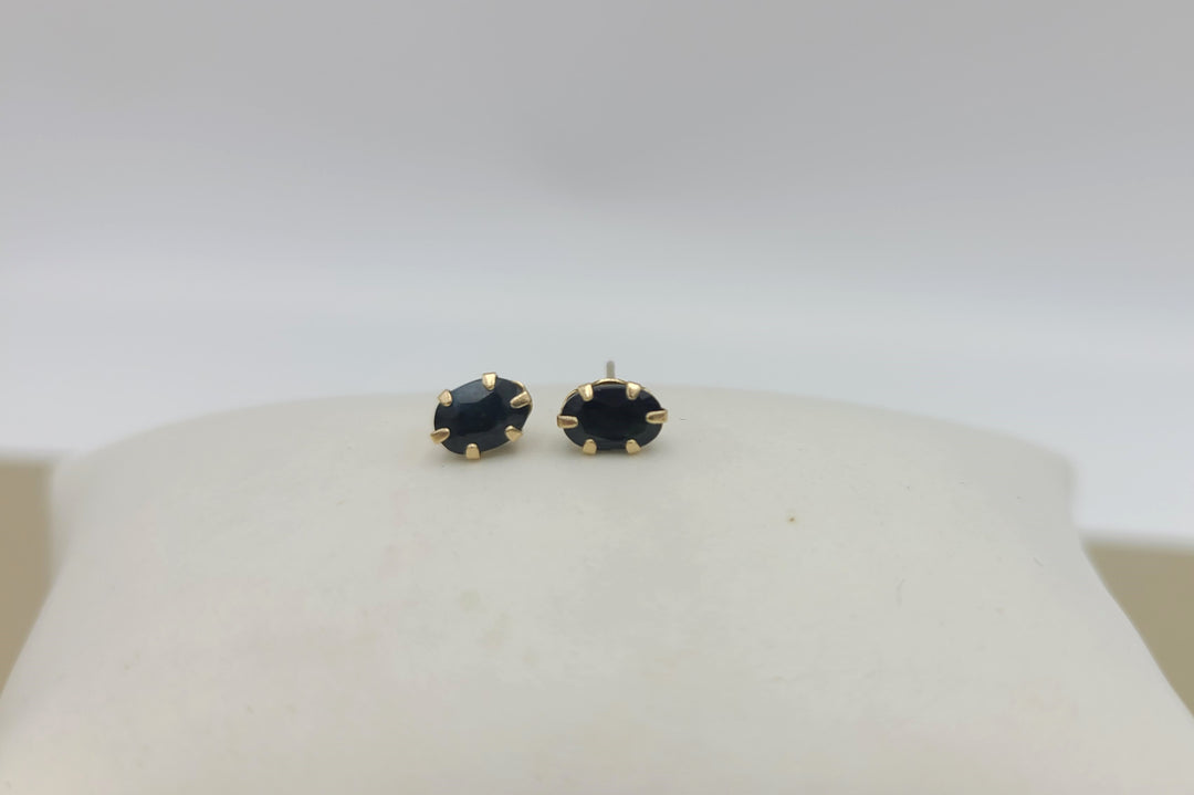 k958 Lovely Ladies 10kt Yellow Gold Blue Spinel Stud Earrings