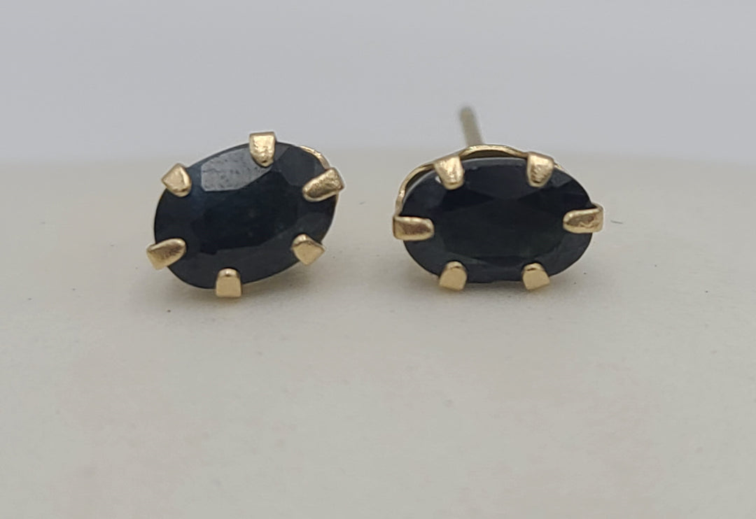 k958 Lovely Ladies 10kt Yellow Gold Blue Spinel Stud Earrings