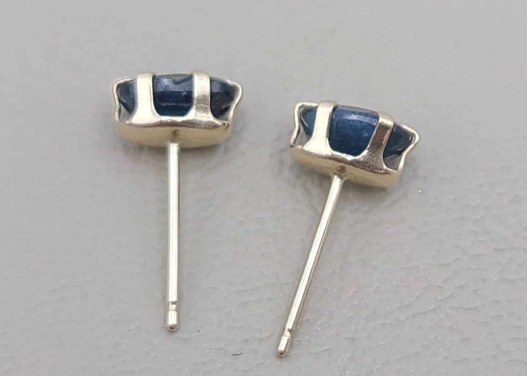 k958 Lovely Ladies 10kt Yellow Gold Blue Spinel Stud Earrings