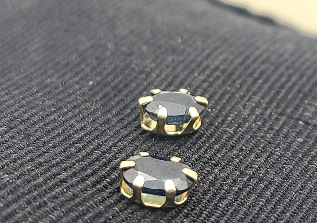 k958 Lovely Ladies 10kt Yellow Gold Blue Spinel Stud Earrings