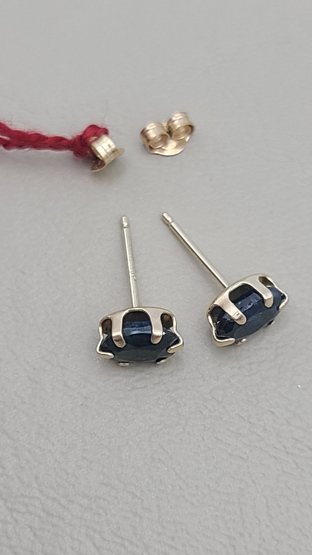 k958 Lovely Ladies 10kt Yellow Gold Blue Spinel Stud Earrings