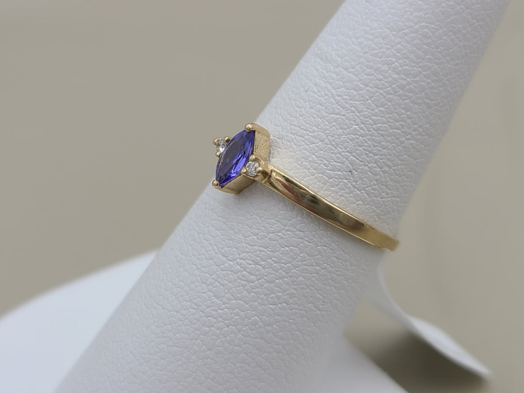 k869 Lovely Ladies Tanzanite and Diamond Ring set in 14kt Yellow Gold