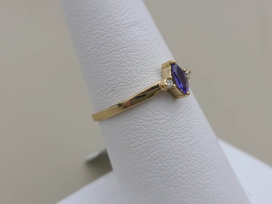 k869 Lovely Ladies Tanzanite and Diamond Ring set in 14kt Yellow Gold