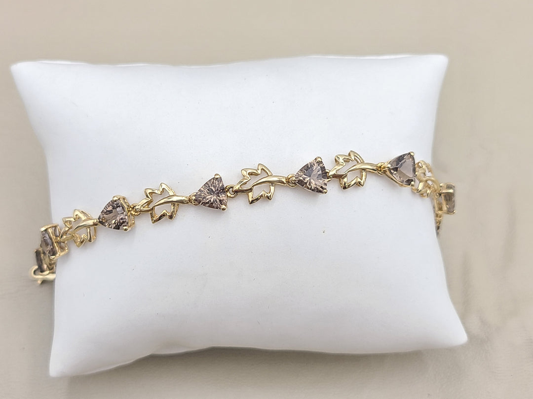 k909 Pretty 7" 10kt Yellow Gold Trillion Cut Quartz Bracelet