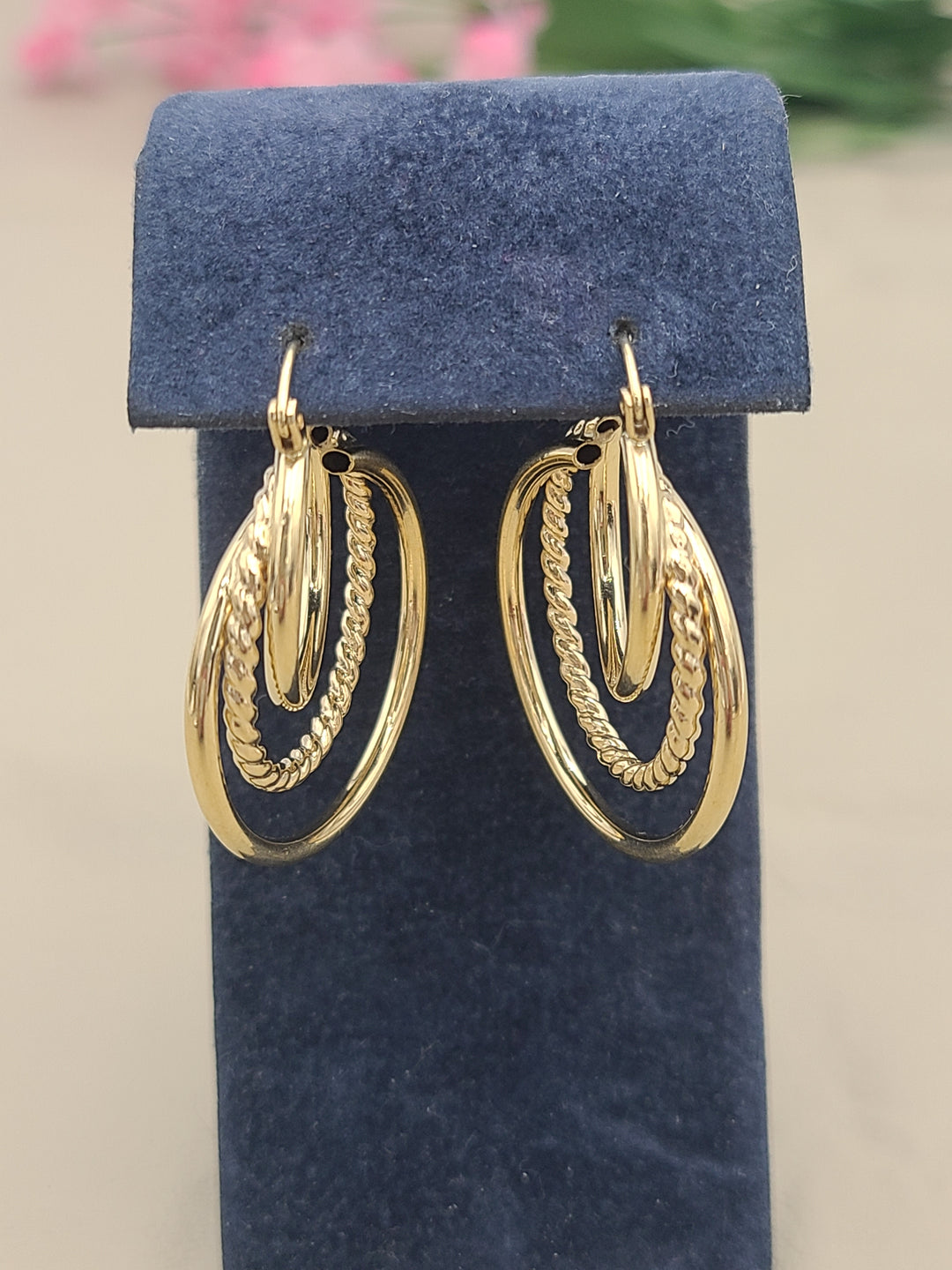 k875 Lovely Women's Triple Layered Hoop Earrings in 14kt Yellow Gold