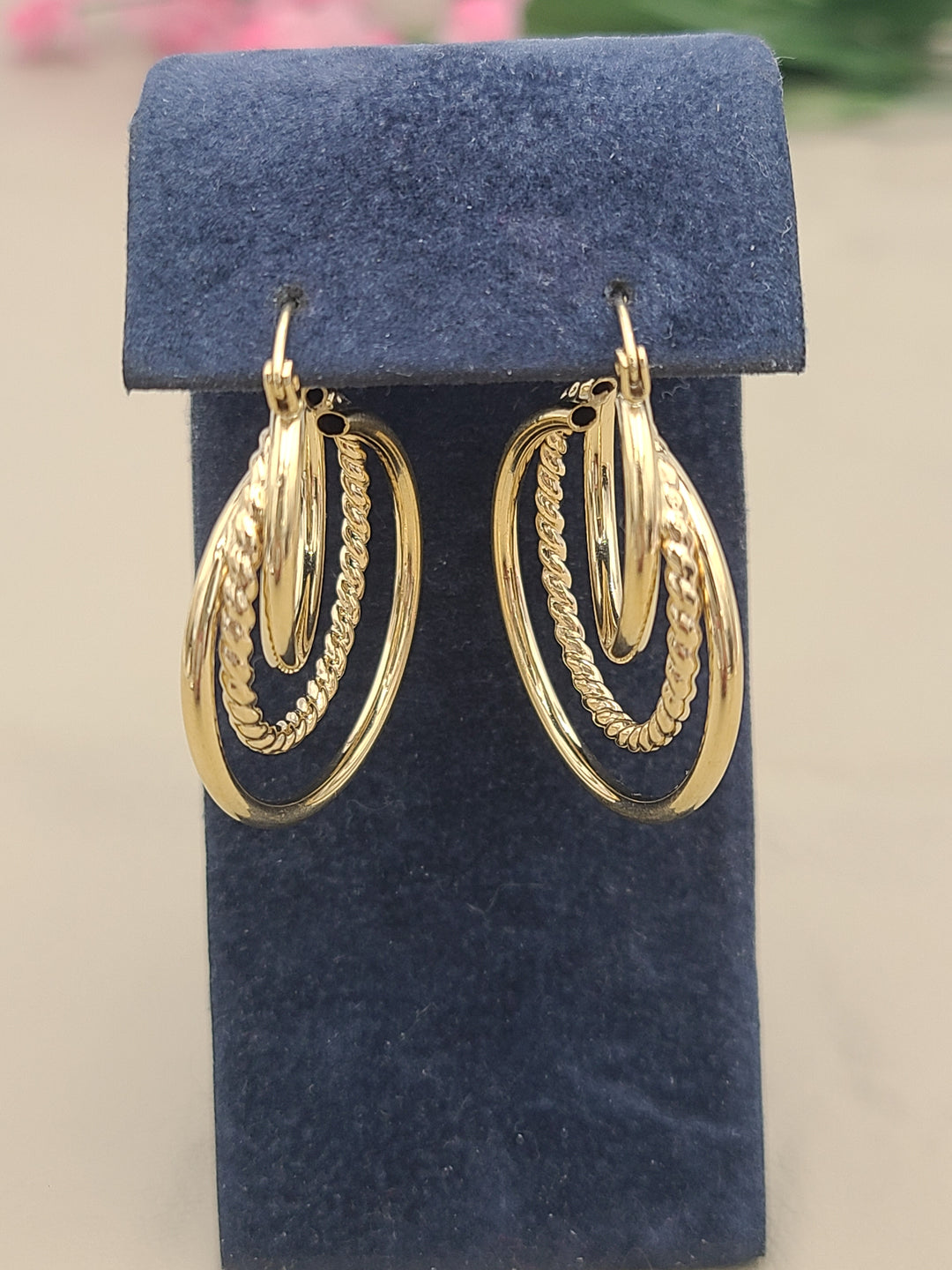 k875 Lovely Women's Triple Layered Hoop Earrings in 14kt Yellow Gold