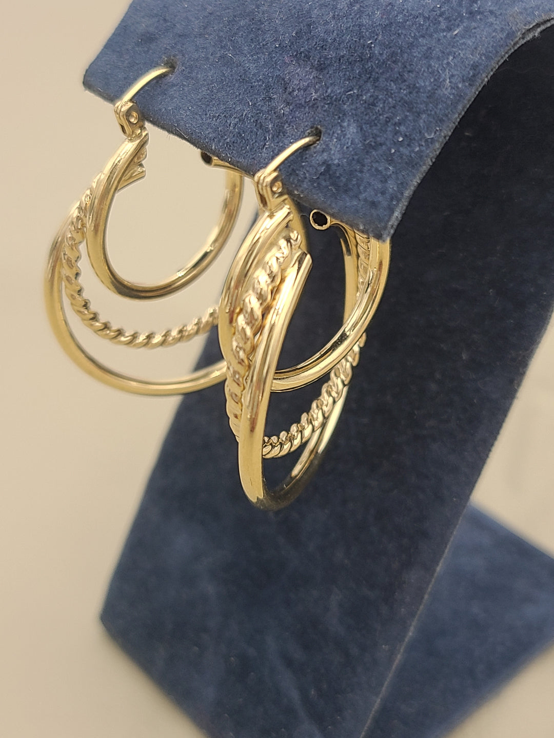 k875 Lovely Women's Triple Layered Hoop Earrings in 14kt Yellow Gold