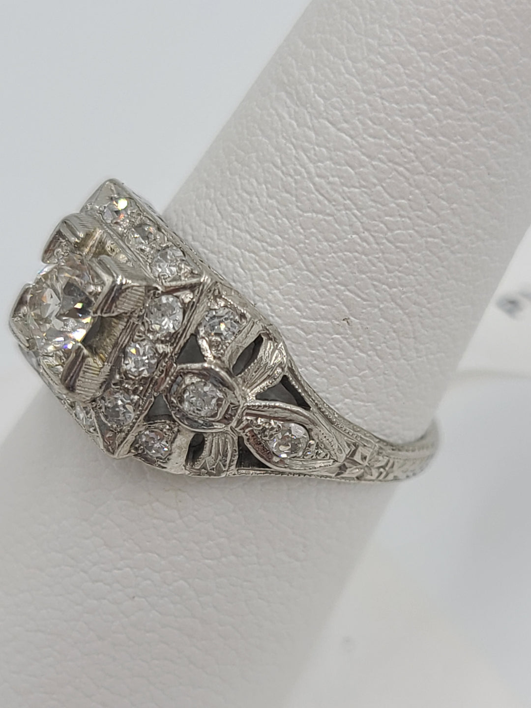 k673 Stunning Ladies Art Deco Platinum Diamond Engagement Ring