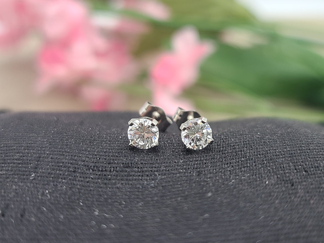 k882 Unisex 14kt White Gold Cubic Zirconia Stud Earrings