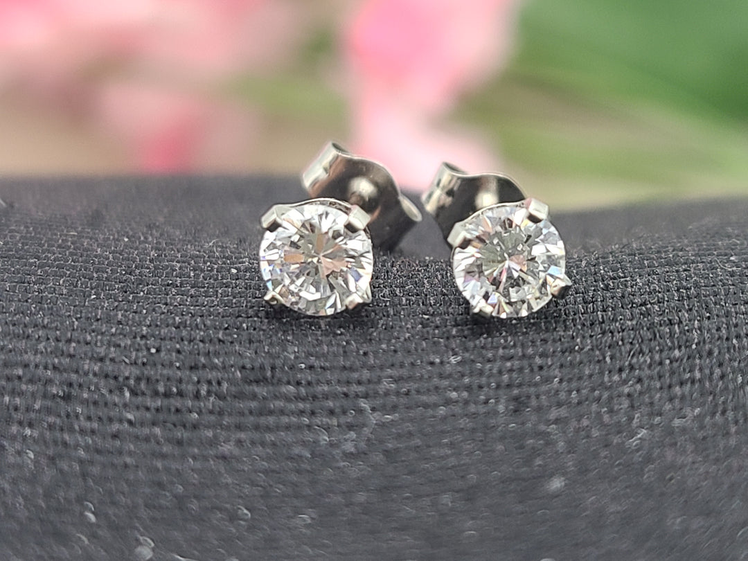 k882 Unisex 14kt White Gold Cubic Zirconia Stud Earrings