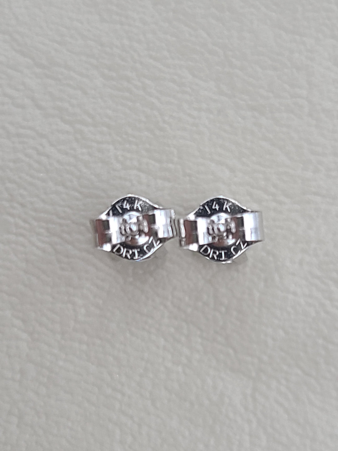 k882 Unisex 14kt White Gold Cubic Zirconia Stud Earrings