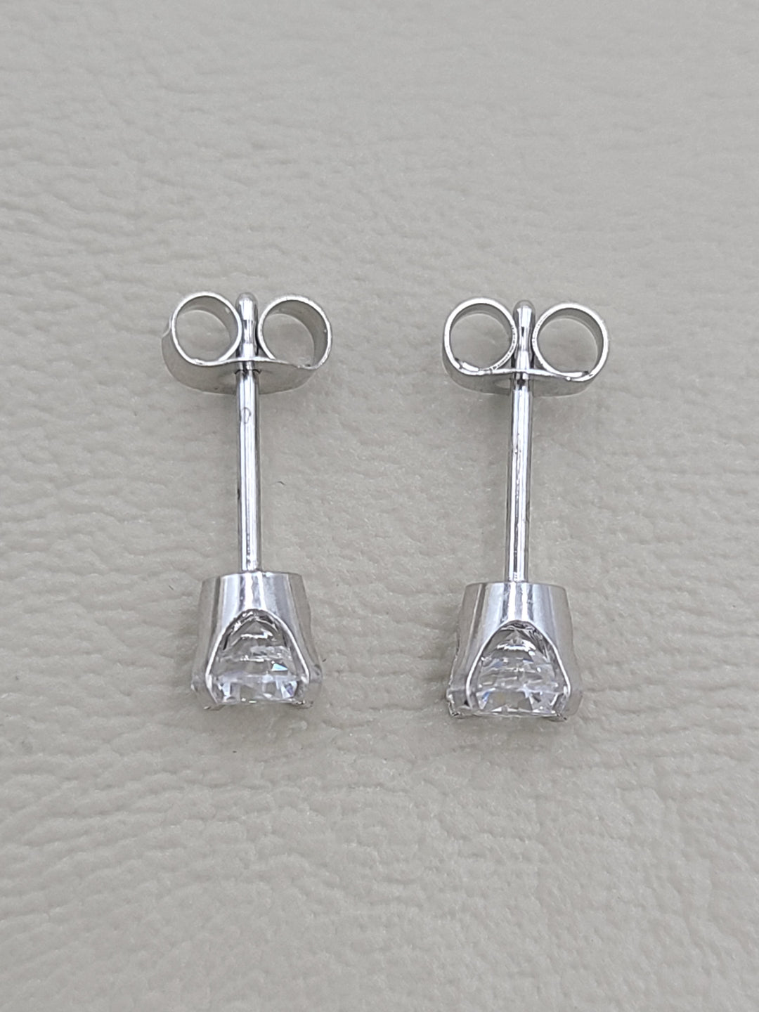 k882 Unisex 14kt White Gold Cubic Zirconia Stud Earrings