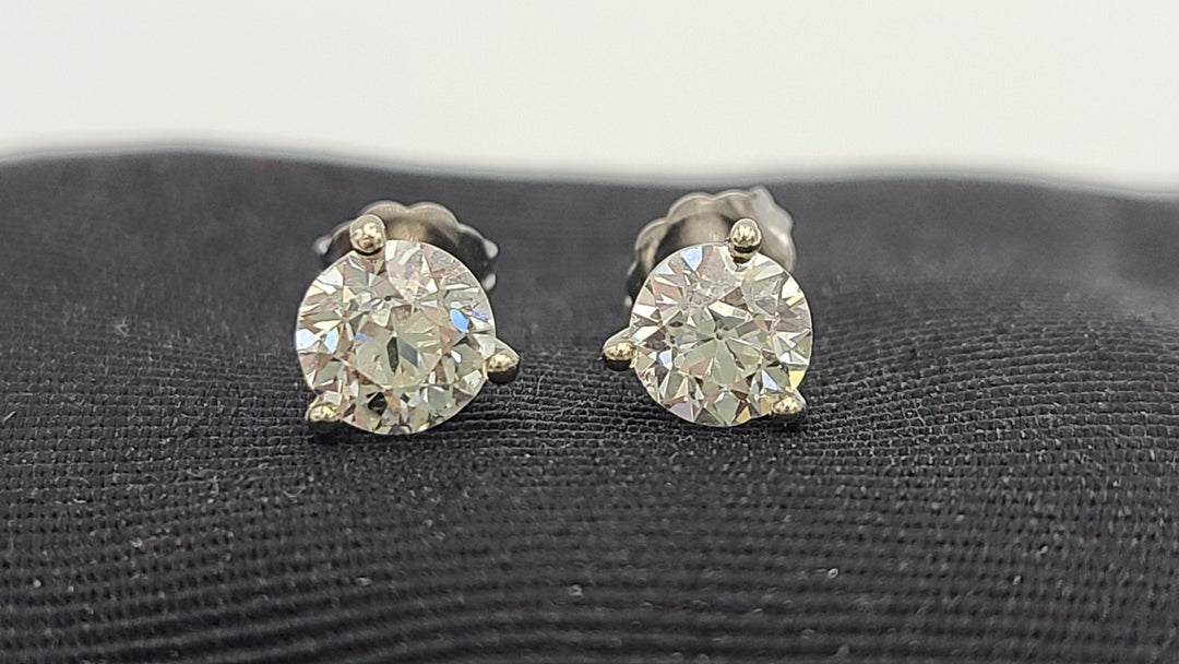 k984 Gorgeous Pair of 14kt White Gold Diamond Stud Earrings