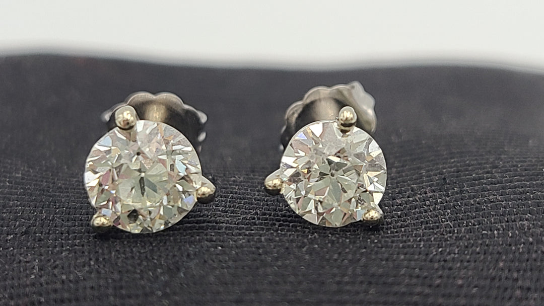 k984 Gorgeous Pair of 14kt White Gold Diamond Stud Earrings