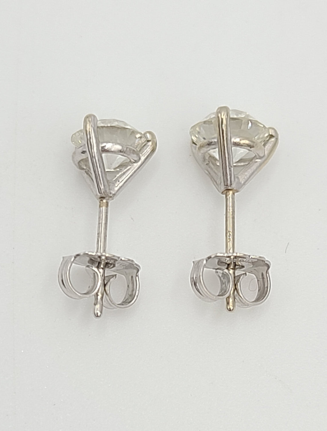 k984 Gorgeous Pair of 14kt White Gold Diamond Stud Earrings