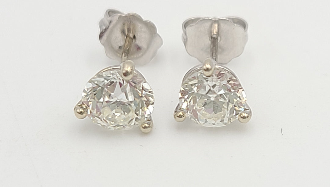 k984 Gorgeous Pair of 14kt White Gold Diamond Stud Earrings