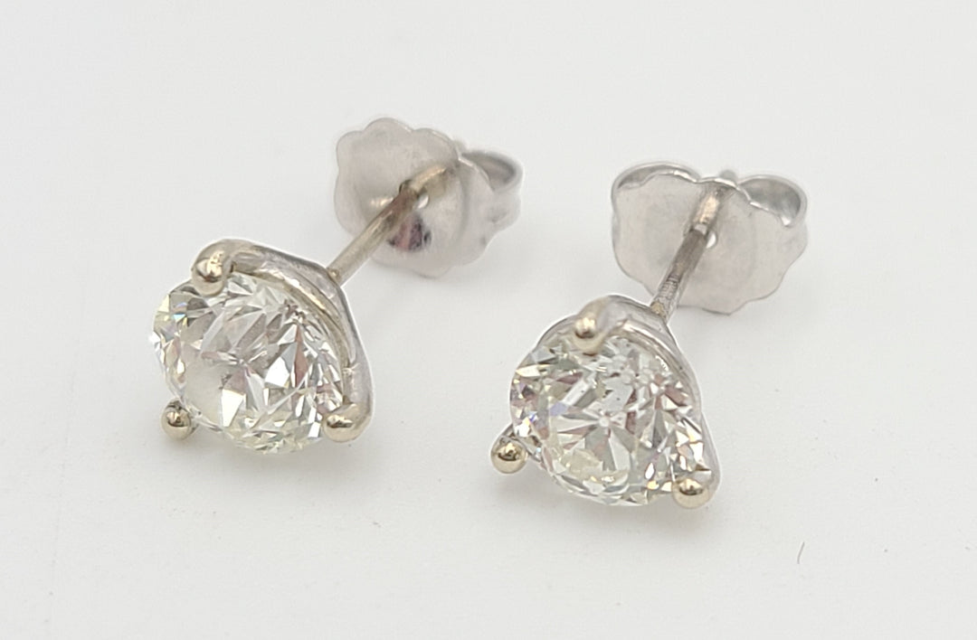 k984 Gorgeous Pair of 14kt White Gold Diamond Stud Earrings