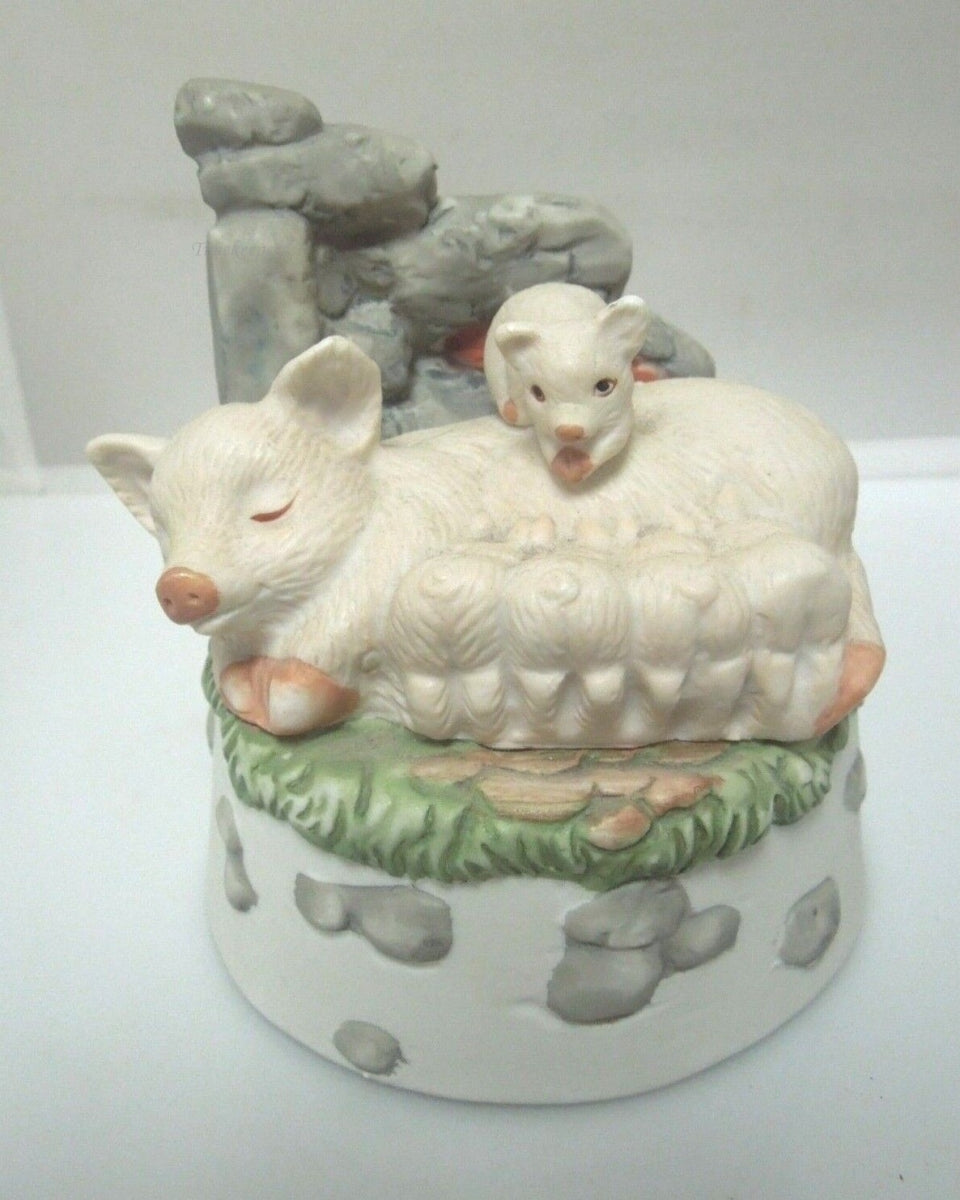 r746 MIC Vintage Very Cute Music Box Sleeping Mamma Pig and Baby Piglet Sankyo Made In Taiwan Works Fine