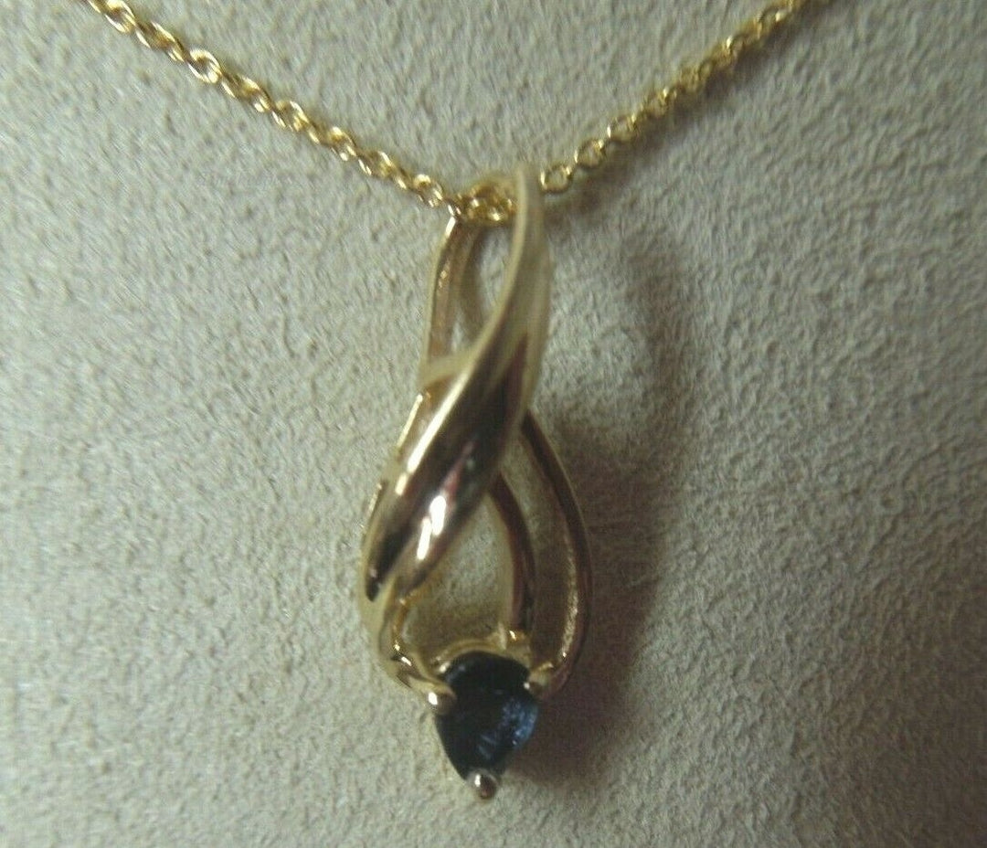 q712 Lovely 14kt Yellow Gold 18" Link Chain with Sapphire Pendant 2.3 g